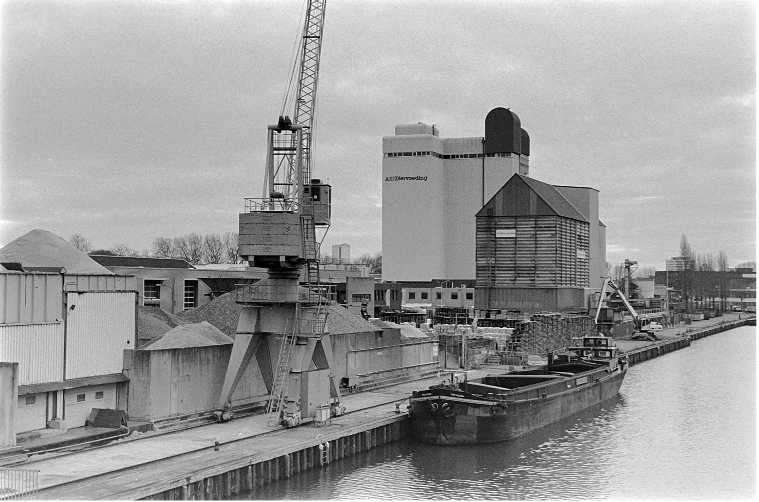 Crane and barge (Pic: Hubregt Visser)