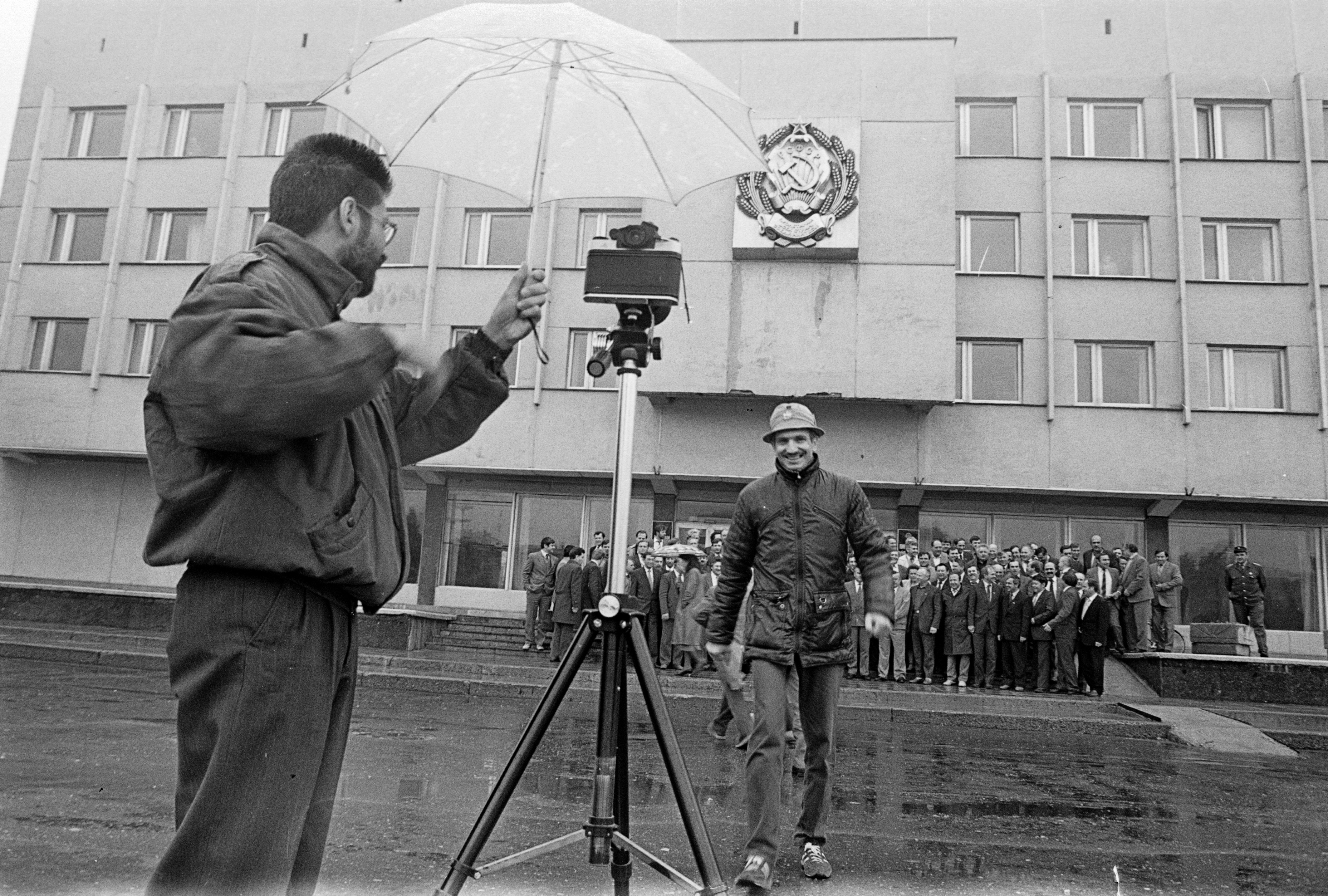 Photographer with Kiev-6C in rain (Pic: Roman Yarovitcin)
