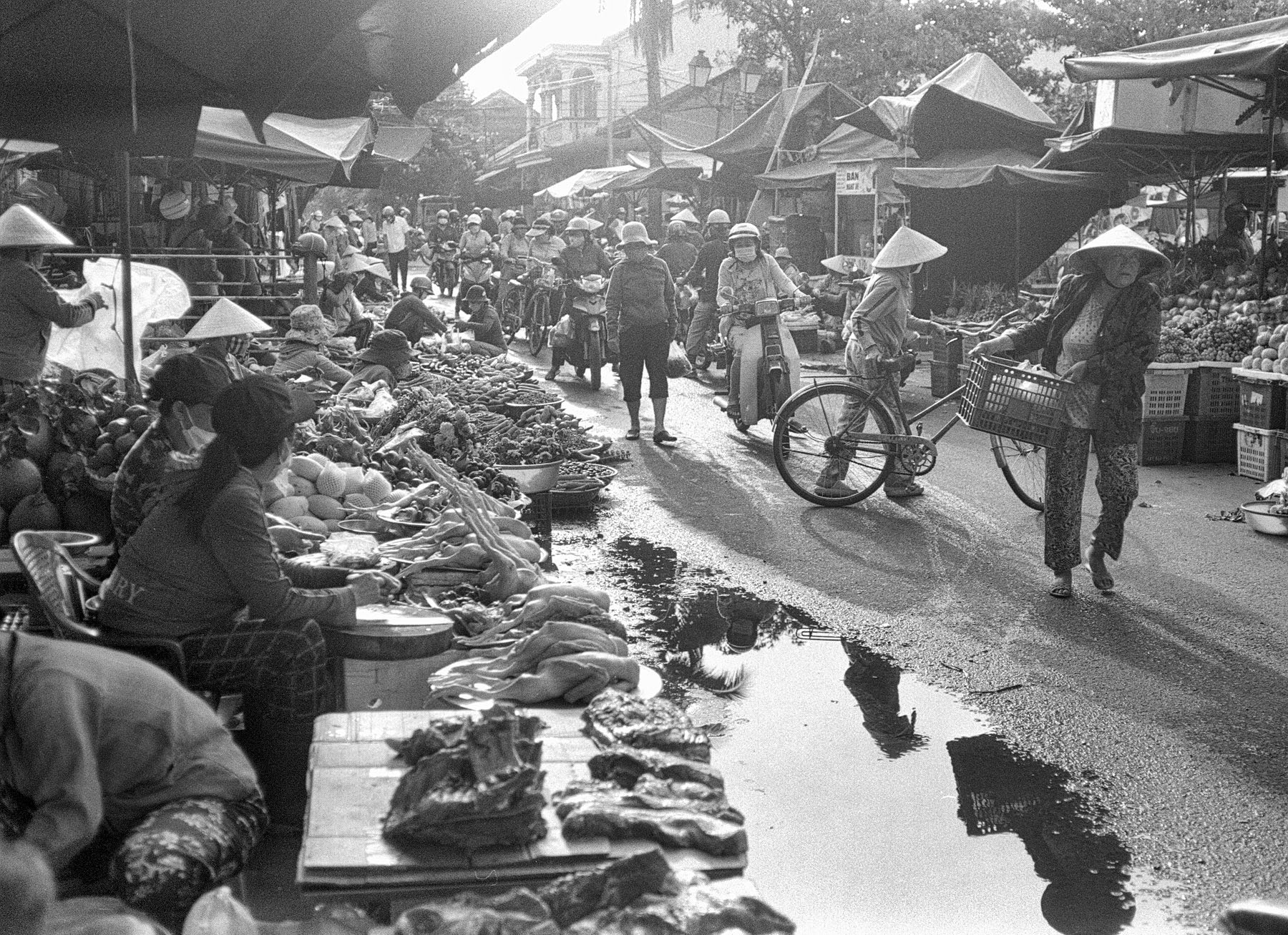 Hawkers and puddle in street market (Pic: Lester Ledesma)