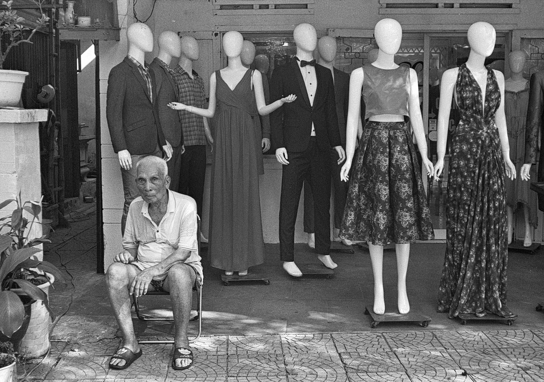 Old man in front of shop dummies (Pic: Lester Ledesma)
