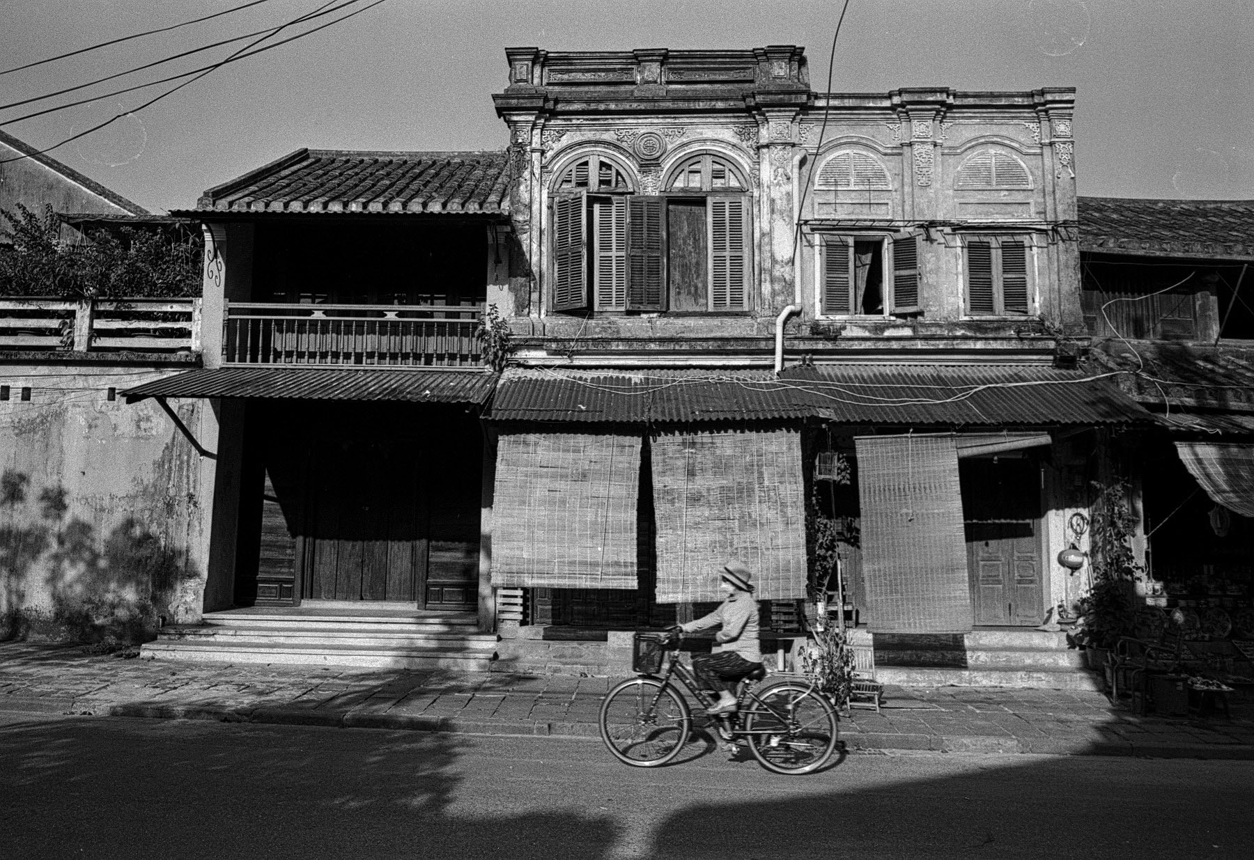 Dismounted cyclist and old buildings (Pic: Lester Ledesma)