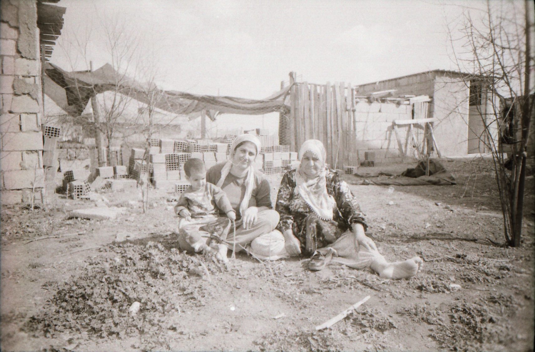 Women and child relaxing in yard (Pic: Courtesy Sirkhane Darkroom)